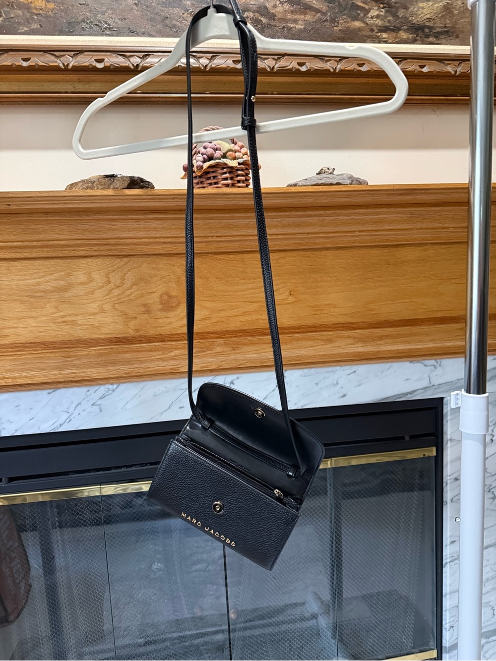 EUC Marc Jacobs Black Groove Leather Crossbody Wallet Metal Logo - Picture 12 of 16